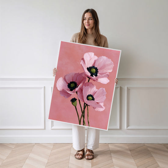 Poster mural Pavots roses - Tendresse fleurie sur fond poudré — Vierge - poster-femme-debout