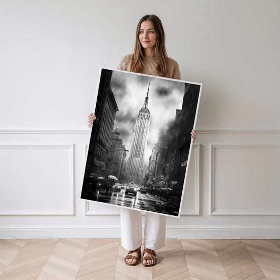 Poster New York noir et blanc - L'énergie d'une rue et de l'Empire State — Vierge - poster-femme-debout