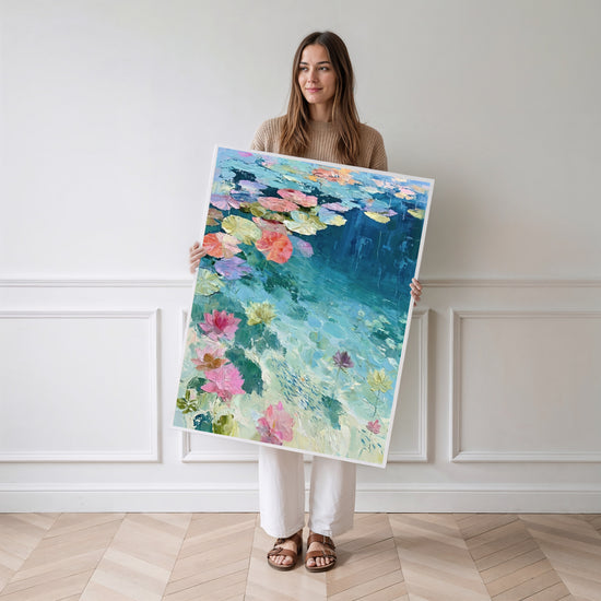 Poster Nymphéas de Monet - Douceur d'un bassin fleuri à Giverny — Vierge - poster-femme-debout