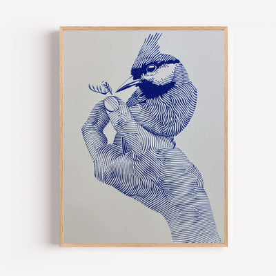 Poster Vogel & Hand – Sanftes Blau und Naturverbundenheit
