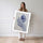 Poster Oiseau et Main - Douceur bleue et lien avec la nature — Vierge - poster-femme-debout — passe-partout blanc