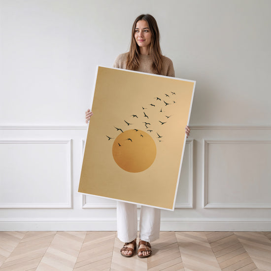 Poster Oiseaux au crépuscule - Envol doré dans la lumière du soir — Vierge - poster-femme-debout