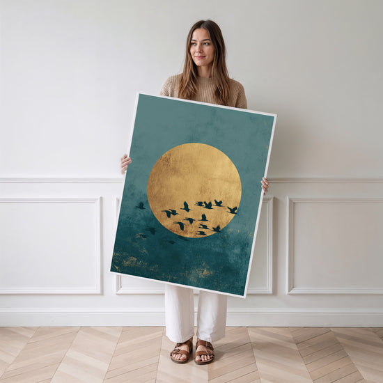 Poster Oiseaux zen - Envol serein sur un soleil doré et un ciel turquoise — Vierge - poster-femme-debout