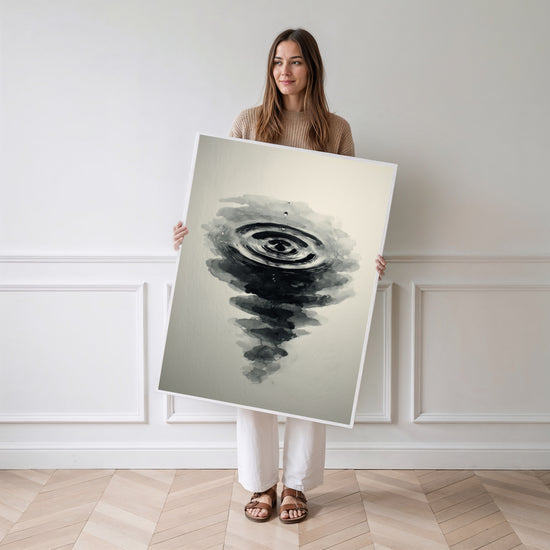 Poster Ondes d'eau - Sérénité à l'encre de Chine noir et blanc — Vierge - poster-femme-debout