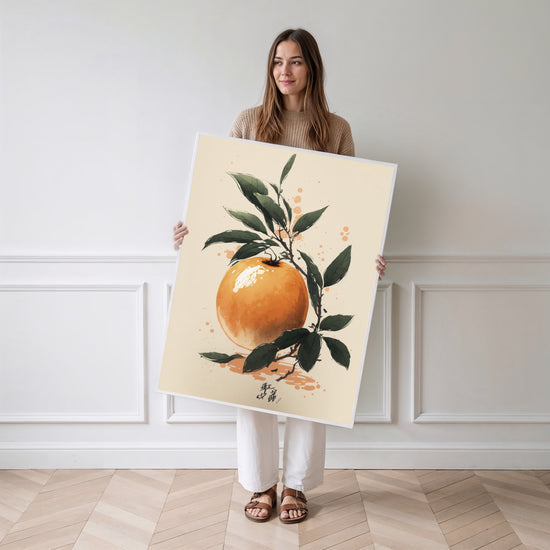 Poster Orange - Fruit lumineux et éclat vitaminé en cuisine — Vierge - poster-femme-debout