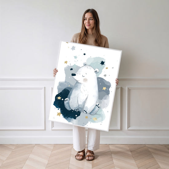 Poster Ours polaire - Petit dormeur sous un ciel d'étoiles — Vierge - poster-femme-debout
