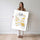 Poster Pâtes italiennes - Un air de dolce vita dans la cuisine — Vierge - poster-femme-debout — passe-partout blanc