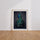 Poster Paon royal - L'éclat irisé d'un oiseau majestueux — Vierge - living-room — passe-partout blanc