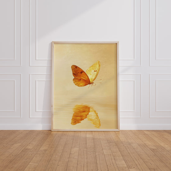 Poster Papillon doré - Reflet lumineux et envol paisible — Vierge - living-room
