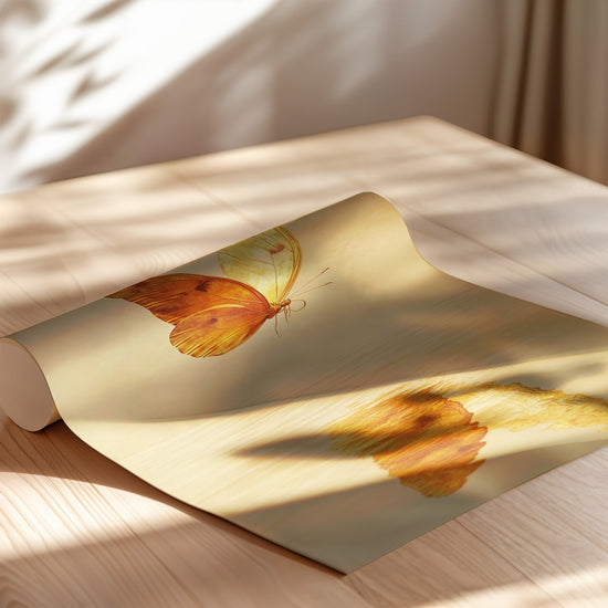 Poster Papillon doré - Reflet lumineux et envol paisible — Vierge - poster-enroullé
