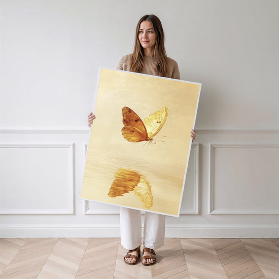 Poster Papillon doré - Reflet lumineux et envol paisible — Vierge - poster-femme-debout