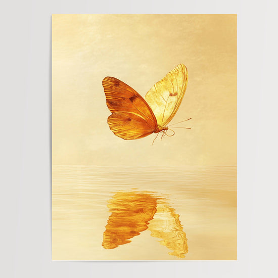 Poster Papillon doré - Reflet lumineux et envol paisible — Vierge - poster-presentation-produit