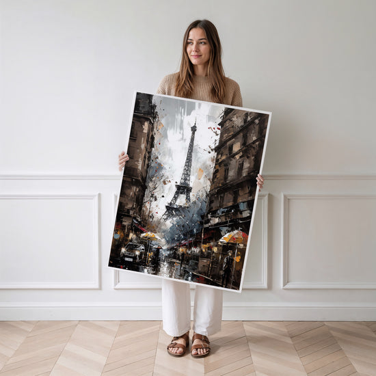 Poster Paris & Tour Eiffel - Une rue parisienne au charme haussmannien — Vierge - poster-femme-debout