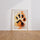 Poster Patte de chien - Empreinte tendre en aquarelle orangée — Vierge - living-room — passe-partout blanc
