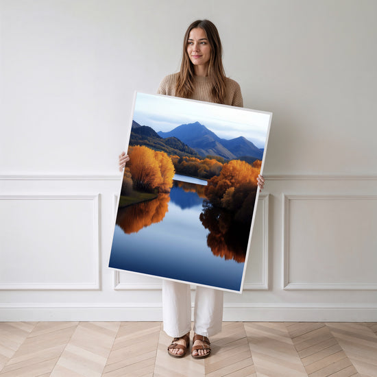 Poster Paysage d’automne - Rivière dorée sous les montagnes — Vierge - poster-femme-debout