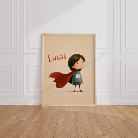 Poster personnalisé enfant super-héros prénom Lucas cape rouge aquarelle dans salon moderne