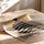 Poster personnalisé famille silhouette masculine rayures noir blanc fond ocre enroulé prêt à accrocher — passe-partout blanc
