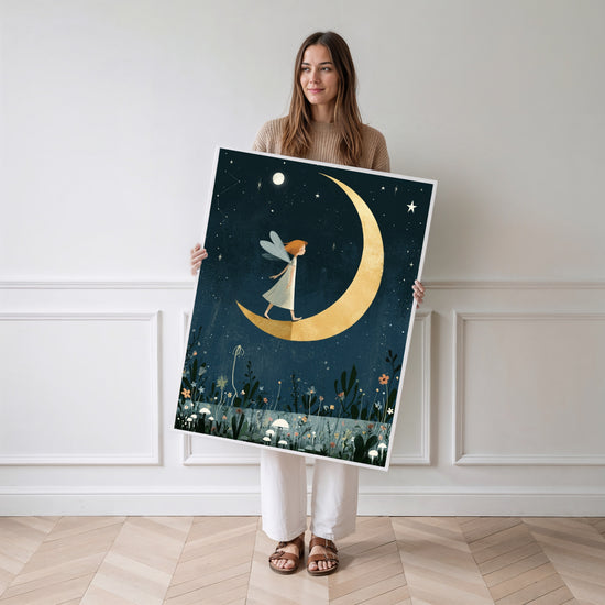 Poster Petite fée sur la lune - Douceur nocturne et rêves étoilés — Vierge - poster-femme-debout