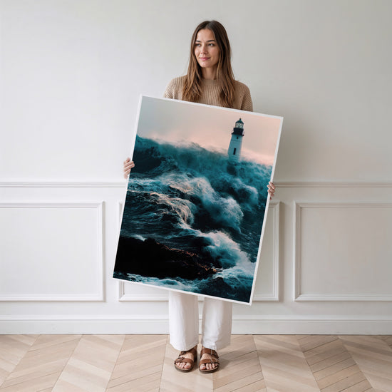 Poster Phare dans la tempête - Sentinelle face aux vagues déchaînées — Vierge - poster-femme-debout