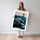 Poster Phare dans la tempête - Sentinelle face aux vagues déchaînées — Vierge - poster-femme-debout — passe-partout blanc
