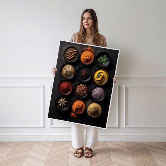 Poster Épices du monde - Un voyage de couleurs et de parfums — Vierge - poster-femme-debout