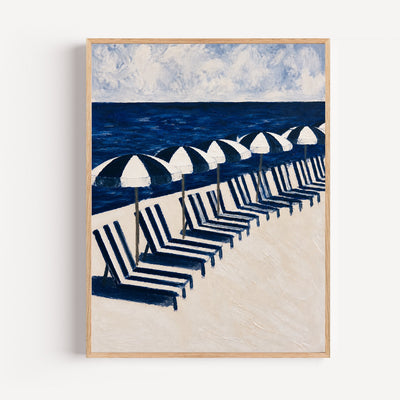 Poster Plage déserte - Transats rayés sous la lumière d'été