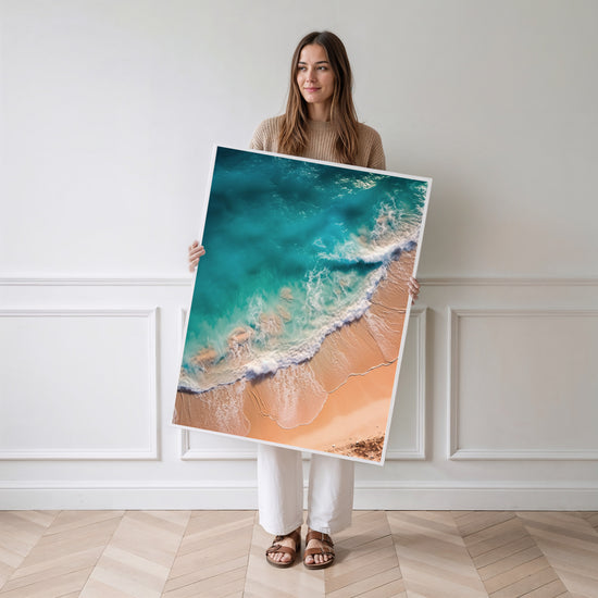 Poster Plage paradisiaque - Sable blanc et eaux turquoise vues du ciel — Vierge - poster-femme-debout