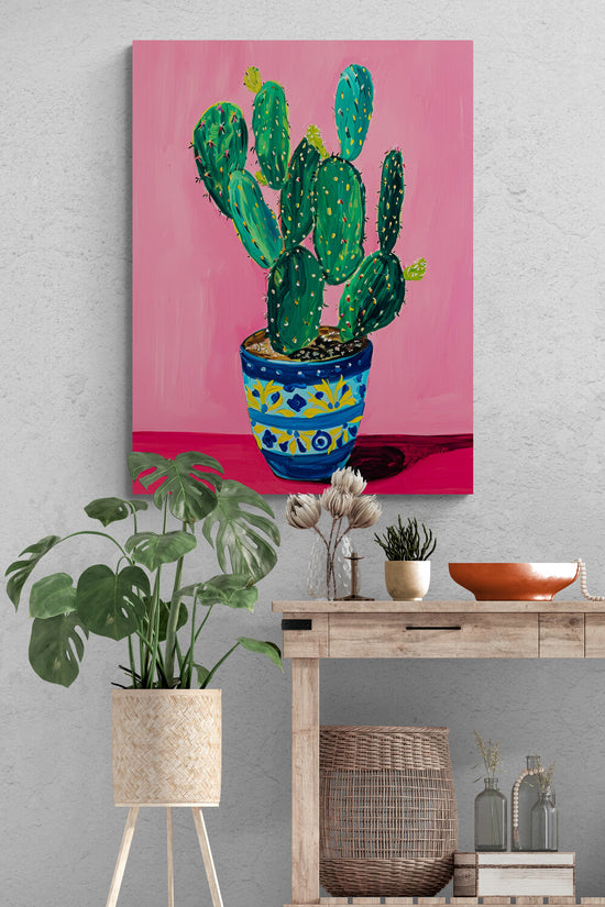 commode en bois, objets décoratifs, panier en osier, bocaux, petite plante surélevé, mur texturé, poster cactus moderne.
