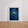 Poster Plume de paon - Reflets de bleu profond et d'or — Vierge - living-room — passe-partout blanc
