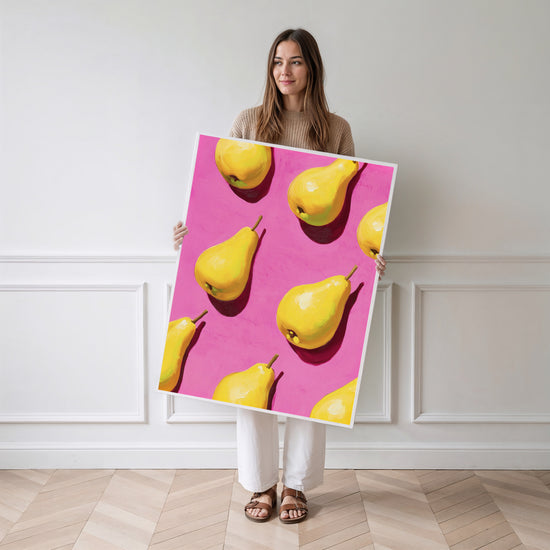 Poster Poires pop - Éclat de jaune et de rose en cuisine — Vierge - poster-femme-debout