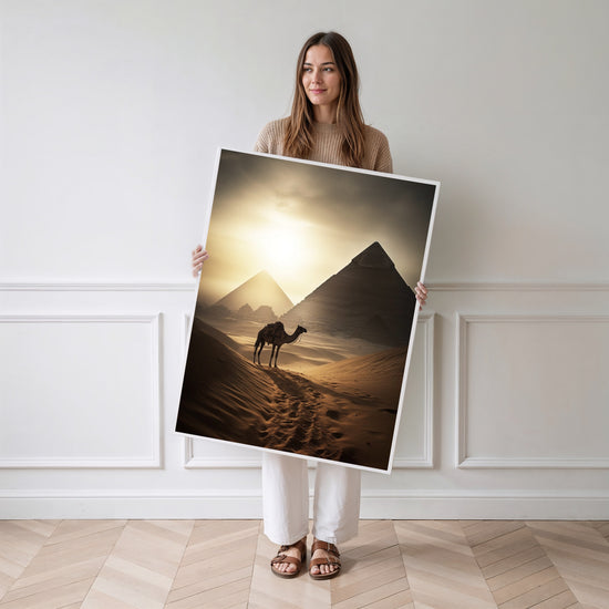 Poster Pyramides d'Égypte - Désert doré au crépuscule — Vierge - poster-femme-debout