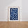 Poster Rêverie ondulante - Vagues de bleu pour un intérieur apaisé — Vierge - living-room — passe-partout blanc