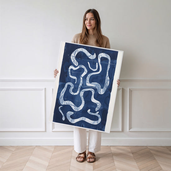 Poster Rêverie ondulante - Vagues de bleu pour un intérieur apaisé — Vierge - poster-femme-debout