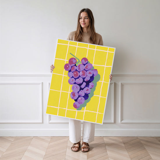 Poster Raisin pop art - Grappe violette et jaune soleil façon carrelage rétro — Vierge - poster-femme-debout