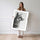 Poster Renard noir et blanc - Le regard perçant d'un esprit sauvage — Vierge - poster-femme-debout — passe-partout blanc
