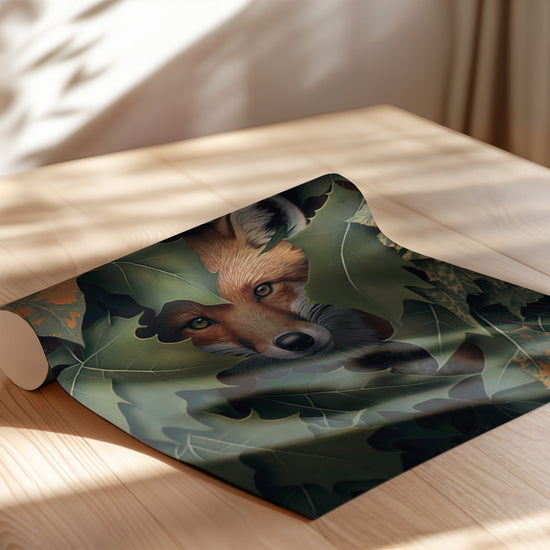 Poster Renard - Regard mystérieux caché sous les feuilles — Vierge - poster-enroullé
