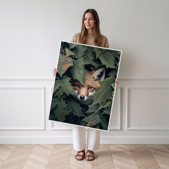 Poster Renard - Regard mystérieux caché sous les feuilles — Vierge - poster-femme-debout