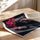 Poster Revolver aux roses - Élégance noire et floral surprenant — Vierge - poster-enroullé — passe-partout blanc