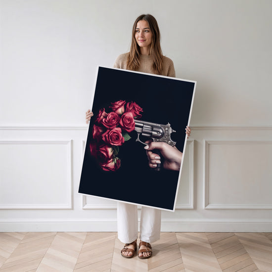 Poster Revolver aux roses - Élégance noire et floral surprenant — Vierge - poster-femme-debout