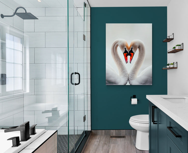 Tableau romantique de cygnes dans une salle de bain épurée et moderne.