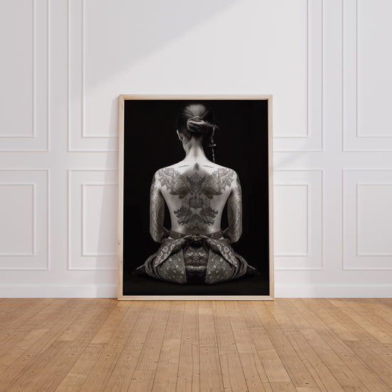 Poster Samouraï - Un dos tatoué entre force et silence — Vierge - living-room