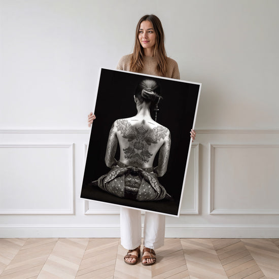 Poster Samouraï - Un dos tatoué entre force et silence — Vierge - poster-femme-debout