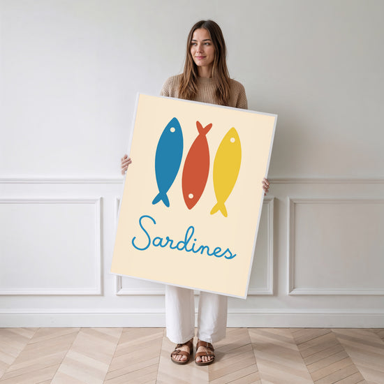 Poster Sardines colorées - Un air de Méditerranée dans la cuisine — Vierge - poster-femme-debout