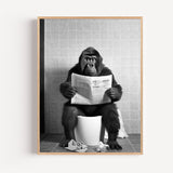 Poster Singe aux toilettes - Un clin d'œil drôle pour vos WC