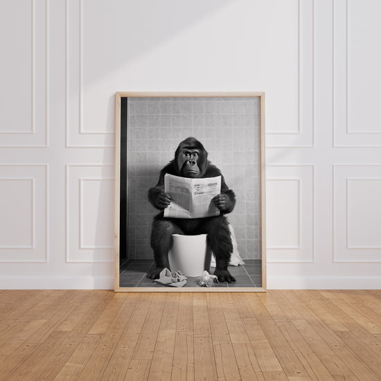 Poster Singe aux toilettes - Un clin d'œil drôle pour vos WC — Vierge - living-room