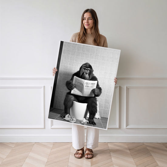 Poster Singe aux toilettes - Un clin d'œil drôle pour vos WC — Vierge - poster-femme-debout