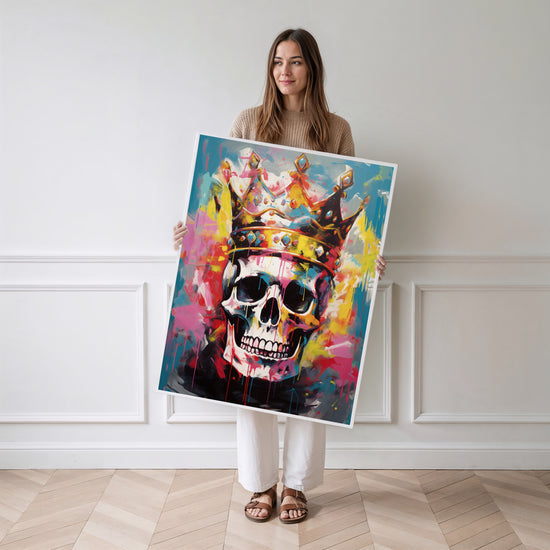 Poster Tête de mort couronnée - Street art royal et couleurs électriques — Vierge - poster-femme-debout