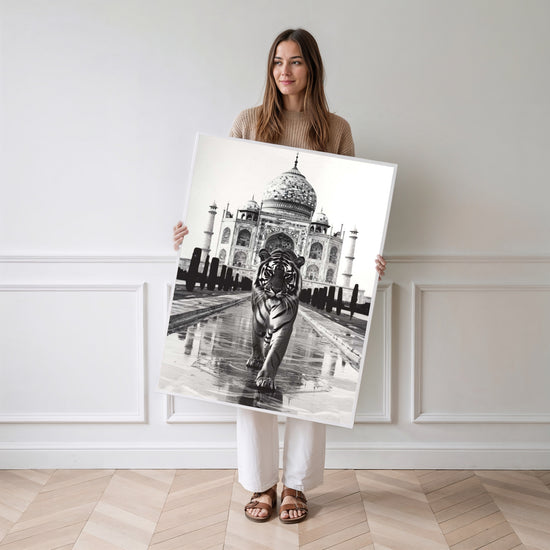 Poster Tigre au Taj Mahal - Majesté sauvage en noir et blanc — Vierge - poster-femme-debout