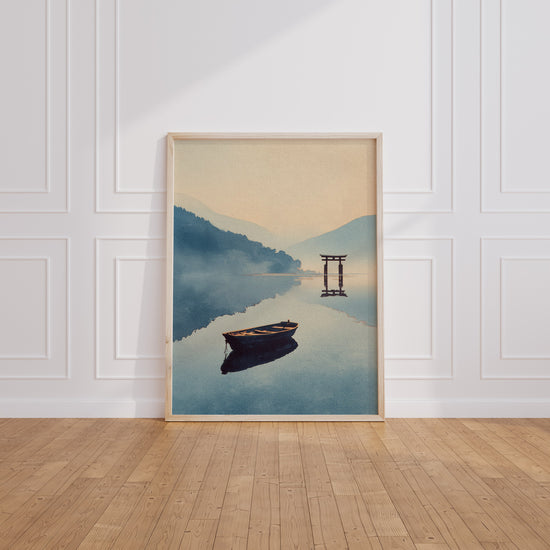 Poster Torii japonais - Barque solitaire sur un lac brumeux — Vierge - living-room
