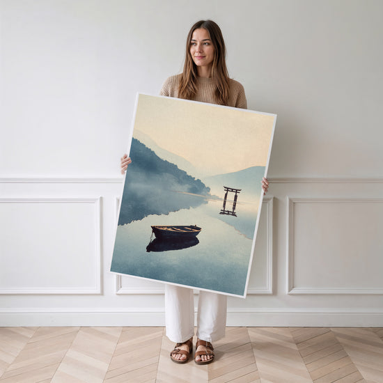 Poster Torii japonais - Barque solitaire sur un lac brumeux — Vierge - poster-femme-debout